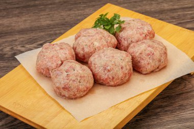 Yemek pişirmek için çiğ hindi köftesi.
