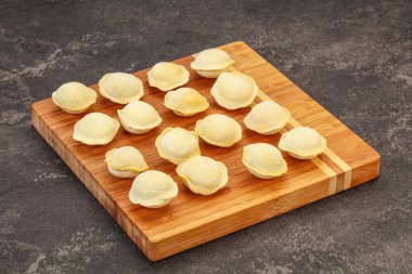 Pişirmek için çiğ etli börek.