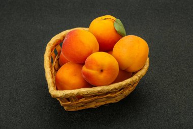 Taze, tatlı, birkaç kayısı meyvesi.