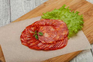 İtalyan geleneksel Chorizo domuz sosisleri fesleğen yaprağı servis ediyordu.