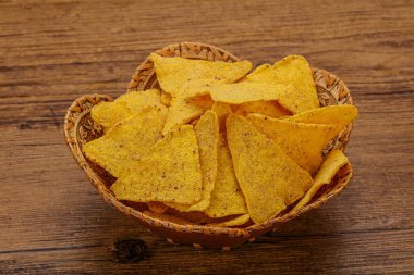 Meksika mısır cipsi üçgen yığını.