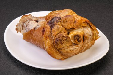 Baharatlı ve otlu domuz budu.