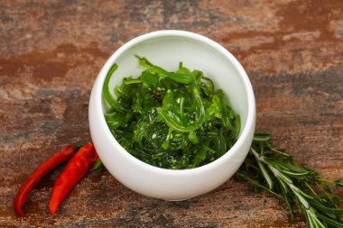 Susamlı yosun salatası Chuka.