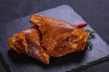 Çiğ kuzu inciği pişirmeye hazır.