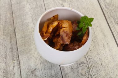 Kasede domuz kulağı var.