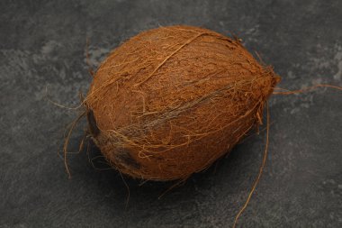 Süt pişirmeye hazır olgun lezzetli Hindistan cevizi