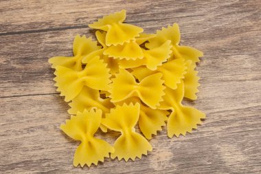 Çiğ, farfalle makarnası pişirmeye hazır.