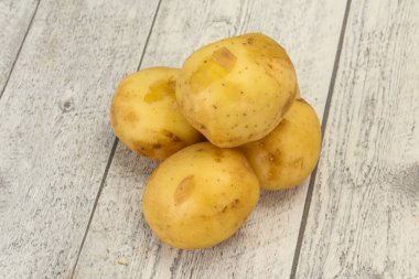 Genç, mevsimlik patates yığını pişirmeye hazır.