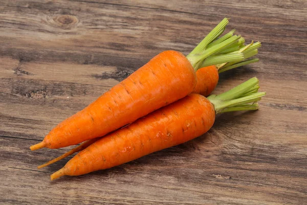 Tres Jóvenes Zanahorias Maduras Frescas — Foto de Stock