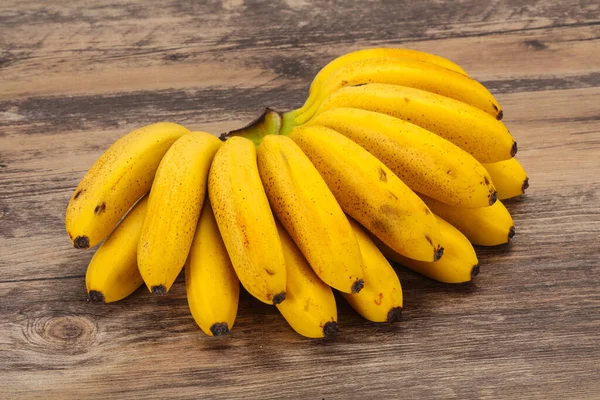 成熟的甜黄色迷你香蕉堆 — 图库照片