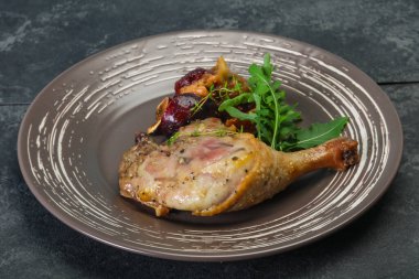 Kavrulmuş. Ördek. erik, incir ve elma ile bacak