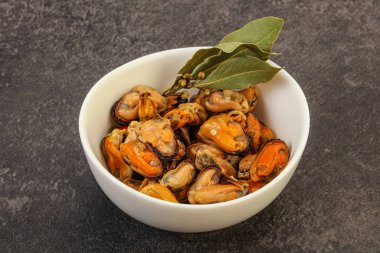 Kasede baharatlı midye turşusu.