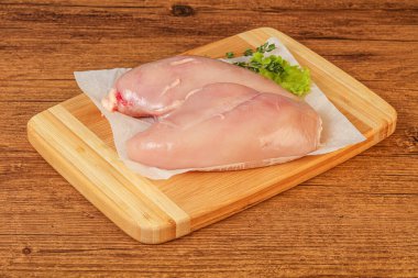 Pişirmek için çiğ tavuk göğsü.