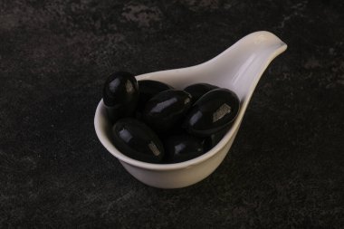 Kavanozda salamura siyah zeytin