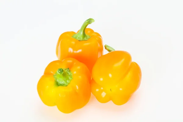 成熟的黄椒和叶子 — 图库照片
