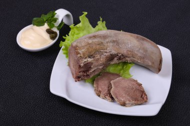 Gurmet domuz dili aperatifi.