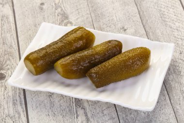 Kâsede ev yapımı salatalık turşusu