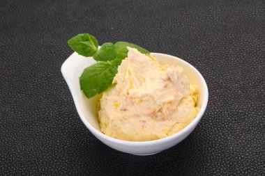 Nane yaprağı servis edilmiş kayısı ile kaymak.