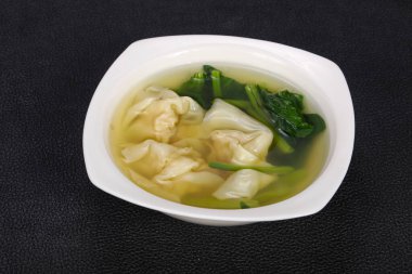 Bitki ve baharatlı geleneksel Asya Wonton çorbası.