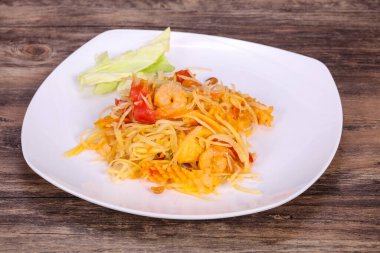 Papaya ve karidesli Tayland salatası.