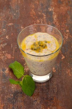 Chia 'lı puding ve naneli tutku meyvesi.