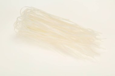 Çiğ pirinç eriştesi pişirmeye hazır.