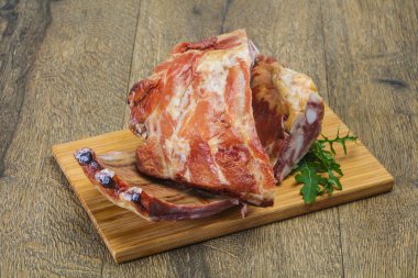 Ahşap zemin üzerinde tütsülenmiş domuz kaburgası.