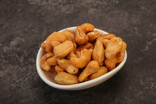 Kavrulmuş kaju yığını kasede