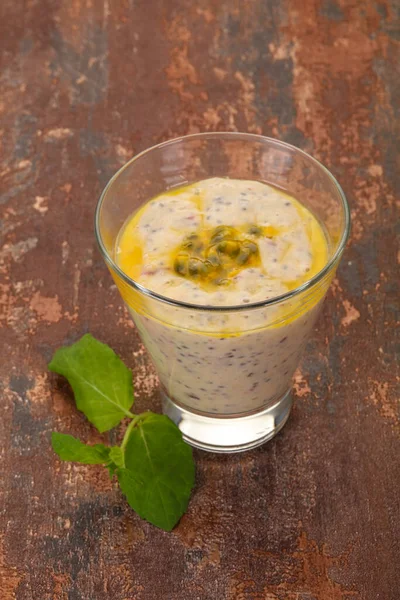 Chia 'lı puding ve naneli tutku meyvesi.