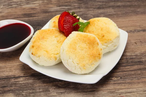 Reçelli krep ve naneli çilek.