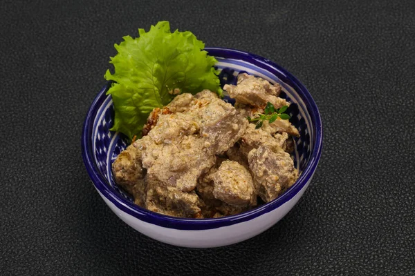 Kremalı ve kuru domatesli tavuk ciğeri kekik servis edildi.