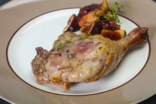 Kavrulmuş. Ördek. erik, incir ve elma ile bacak