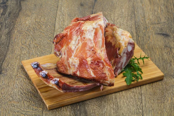 Ahşap zemin üzerinde tütsülenmiş domuz kaburgası.