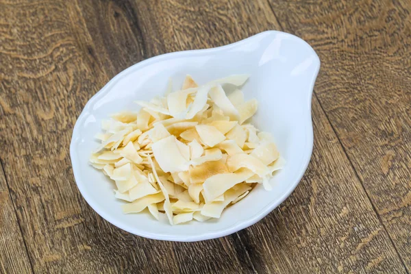 Hindistan cevizi kuru cipsi kasede atıştırmalık.