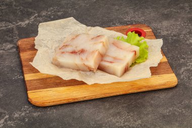 Pişirmek için çiğ balık filetosu.