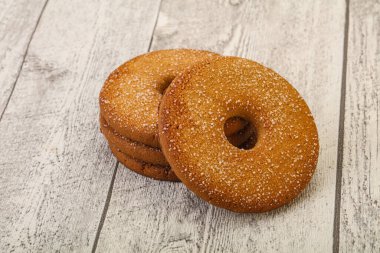 Tatlı ve çıtır çıtır zencefilli kurabiye yığını