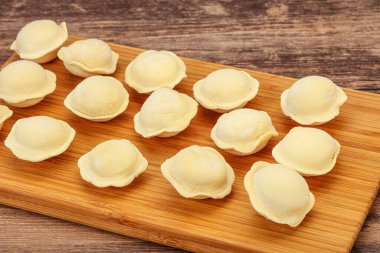 Pişirmek için çiğ etli börek.