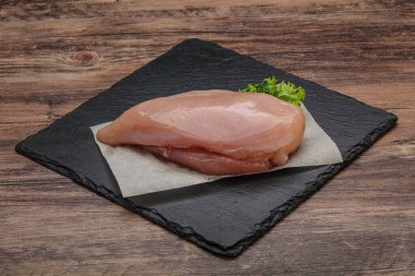 Pişirmek için çiğ tavuk göğsü.