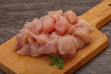 Pişirmek için çiğ tavuk göğsü.