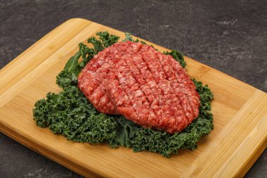 Izgara için çiğ sığır eti pirzolası.