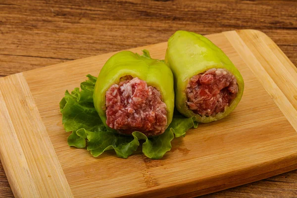 Pişirmek için çiğ biber ve et.