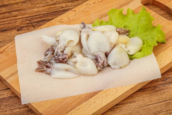 Çiğ deniz ürünleri, güvertede pişirmek için mürekkep balığı.