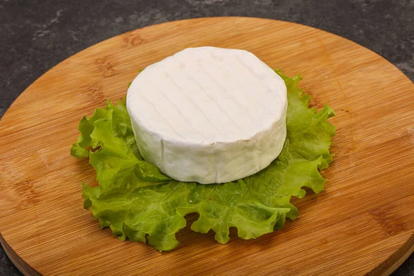 Delizioso Brie Tradizionale Formaggio Morbido Rotondo — Foto Stock