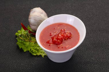 Baharatlı domates, at turpu ve sarımsak sosu. 
