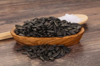 Lezzetli kavrulmuş ayçekirdeği yığını yenmeye hazır.