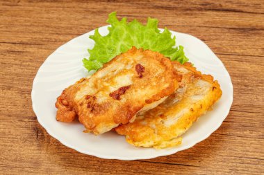 Ekmeğin içinde kızarmış morina balığı