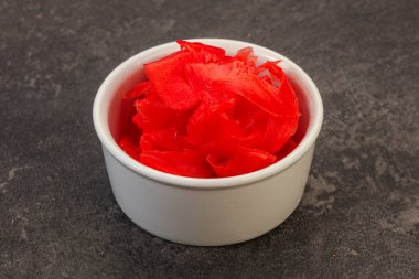 Asya mutfağı terbiye edilmiş zencefil kökü kasede.