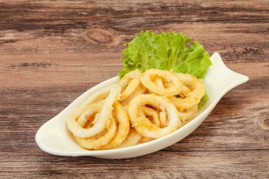 Kavrulmuş kalamar halkaları ve kasede salata.