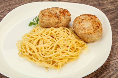Peynirli spagetti ve ev yapımı tavuk pirzolası.