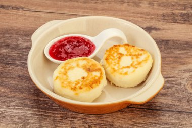 Kahvaltıda çilek reçelli süzme peynirli krep.